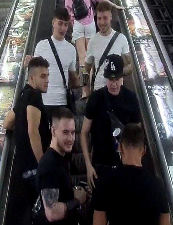 Polis, Staroměstská İstasyonunda Altı Adam Ateş Arıyor
