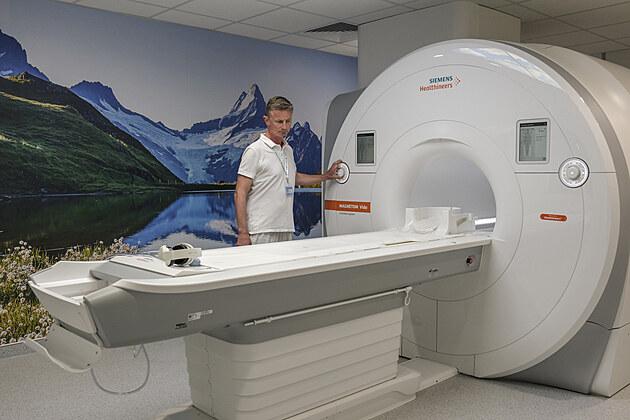 Radiologický asistent Marián Poláek obsluhuje novou moderní magnetickou...