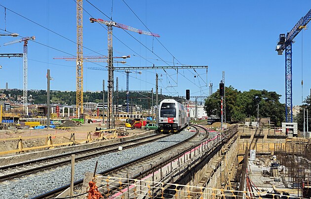 Bhem pestavby Smíchovského nádraí vedou smrem do centra jen dvoje koleje.