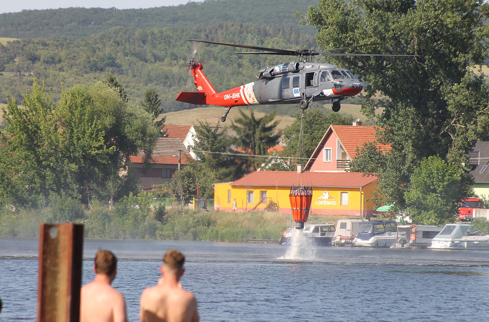Požár u muničního skladu na Litoměřicku: Policie věc odložila, kvůli horku začala hořet munice