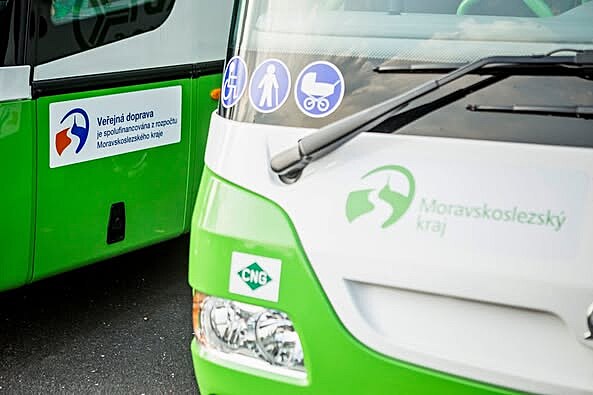 Senio�i, d�ti a studenti, získejte zp�t polovinu za jízdenky!