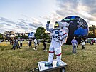 Festival planet potrv na Krav hoe a do nedle. Modely Zem se nafukuj za...