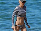 Here�ka Anna Farisová zvolila netradi�ní bikiny. Vrchní díl vypadal spí� jako...