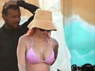 Here�ka Megan Foxová na plá�i odhalila, �e si pod neopren bere r��ové bikiny.