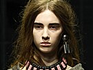 Vlasový stylista Guido Palau cht�l, aby vlasy modelek p�sobily co nejmén�...