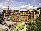 Srpen 2023. Intenzivn betonsk prce na podolsk stran mostu