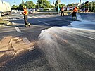 Olej unikajc z projdjc cisterny likvidovali hasii v Olomouci.