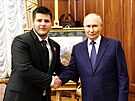 Vladimir Putin osobn� poblahop�ál 17letému Adamu Kadyrovovi, který by mohl...