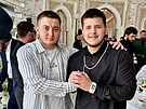 Sedmnáctiletý �e�enský �princ� Adam Kadyrov (vpravo) má na nedávné fotografii...