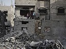 Trosky domu zni�eného izraelským leteckými údery ve m�st� Al Zawaida v Pásmu...