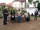 Vernise vstavy v Litomicch se astnil i Petr Csaovsk (zcela vlevo).