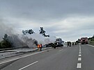 Kamion prorazil stedov svodidla. (9. ervence 2025) 