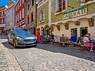 Podobnch situac v historickch ulikch Krumlova m bt stle mn. Aut je...