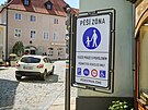 P zna je nov osazena znakami, kter na nov nazen msta upozoruj....