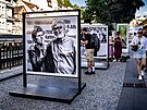 Celou karlovarskou kolonádu letos obzvlá���uje série fotografií p�ipomínající...