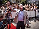 Michael Douglas zdraví fanou�ky p�ed Hotelem Thermal (5. �ervence 2025)