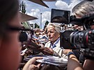 Michael Douglas se podepisuje fanou�k�m p�ed Hotelem Thermal (5. �ervence 2025)