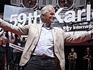 Michael Douglas na �erveném koberci zdraví davy (5. �ervence 2025)