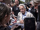 Michael Douglas se poctiv� podepisuje fanou�k�m (5. �ervence 2025)