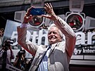 Michael Douglas si fotí davy p�ed Hotelem Thermal (5. �ervence 2025)