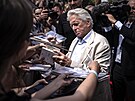 Michael Douglas se podepisuje fanou�k�m (5. �ervence 2025)