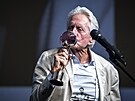 Michael Douglas líbá K�i��álový glóbus, který ne�ekan� dostal od �editel� MFF...