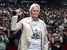 Michael Douglas pózuje s novou verzí ceny, kterou dostal u� v roce 1998. (5....