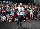 Michael Douglas pózuje s novou verzí ceny, kterou dostal u� v roce 1998. Na...