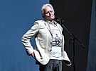 Michael Douglas stylov� v tri�ku s fotografií Milo�e Formana (5. �ervence 2025).