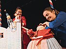Barbara Jarkovsk Humel (vlevo) a Johana Vavnov v ertov babice