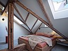 Prostor, který p�sobil kv�li men�ím st�e�ním okn�m spí�e tmav�, architektky...
