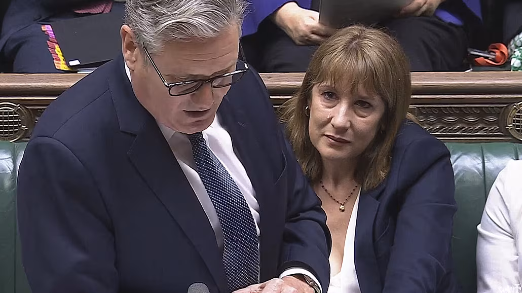 Britská ministryn financí Rachel Reevesová pláe pi projevu svého éfa Keira...