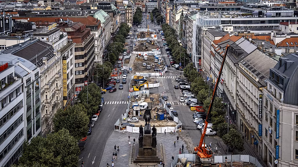 Horní �ást Václavského nám�stí je u� rok kompletn� rozkopaná. (23. �ervna 2025)
