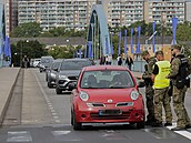 Kontroly na most mezi nmeckým Frankfurtem nad Odrou a polskými Slubicemi (1....