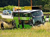 Autobus Flixbusu sjel v Nmecku ze silnice a pevrátil se, vezl i echy. (4....