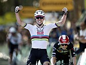 Tadej Pogaar v dresu mistra svta vítzí ve 4. etap Tour de France, na tetím...