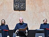 soudkyn Veronika Kesanová, pedseda soudu Josef Baxa a soudkyn Kateina...
