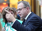 Moderátor Václav Moravec p�ichází na UniCredit party v Karlových Varech. (6....