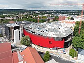 ervenou fasádu tvoí pes tisíc panel z perforovaného hliníku, zájemci je...
