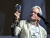 Michael Douglas si pohlíí Kiálový glóbus, který neekan dostal od...