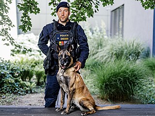 Policejní psovod Miroslav Kalous se svým psem Ikka (Bobíek).