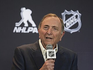 Gary Bettman hovo�í k noviná��m p�ed startem draftu NHL.