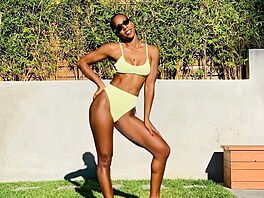 Zp�va�ka Kelly Rowlandová zvolila bikiny kanárkov� �luté barvy.