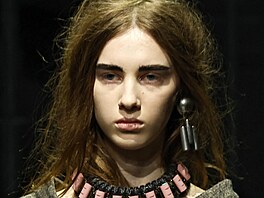 Vlasový stylista Guido Palau cht�l, aby vlasy modelek p�sobily co nejmén�...