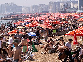 Náv�t�vníci plá�í si u�ívají pobytu u mo�e b�hem vedra v britském Brightonu....