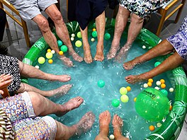 Obyvatelé domova pro seniory Ter Biest si má�ejí nohy v bazénu v belgickém...