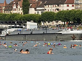 Lidé se osv�ují v �ece Rýn b�hem vlny veder v centru �výcarské Basileje. (30....