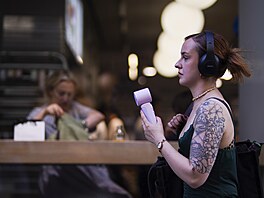 �ena pou�ívá v horkém po�así ru�ní ventilátor v Covent Garden v Londýn�. (30....