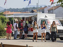 Lidé stojí frontu na zmrzlinu v Saint-Jean-de-Luz na jihozápad� Francie. (30....