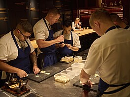 éfkucha dubajské restaurace FZN Torsten Vildgaard se svým týmem krájí oechy....